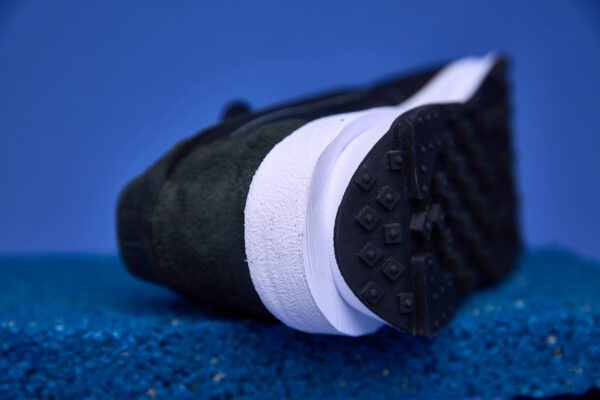 Tênis Nike Waffle Sacai com design inovador, camadas sobrepostas e sola Waffle para tração e conforto excepcionais.