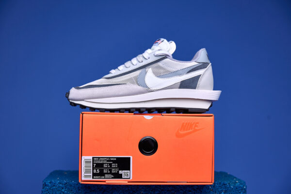 Tênis Nike Waffle Sacai com design inovador, camadas sobrepostas e sola Waffle para tração e conforto excepcionais.