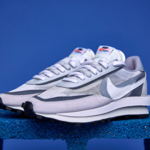 Tênis Nike Waffle Sacai com design inovador, camadas sobrepostas e sola Waffle para tração e conforto excepcionais.