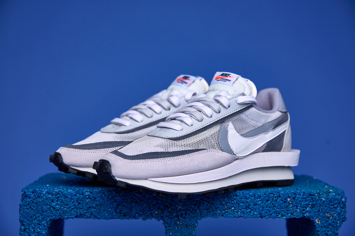 Tênis Nike Waffle Sacai com design inovador, camadas sobrepostas e sola Waffle para tração e conforto excepcionais.