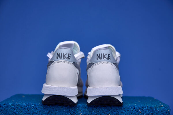 Tênis Nike Waffle Sacai com design inovador, camadas sobrepostas e sola Waffle para tração e conforto excepcionais.