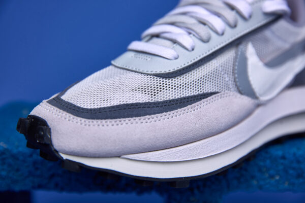 Tênis Nike Waffle Sacai com design inovador, camadas sobrepostas e sola Waffle para tração e conforto excepcionais.