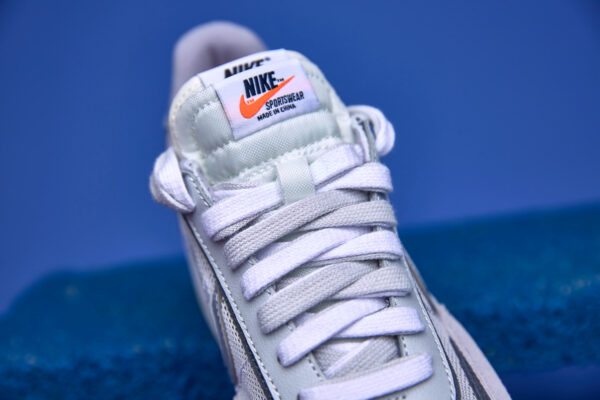 Tênis Nike Waffle Sacai com design inovador, camadas sobrepostas e sola Waffle para tração e conforto excepcionais.