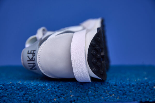 Tênis Nike Waffle Sacai com design inovador, camadas sobrepostas e sola Waffle para tração e conforto excepcionais.