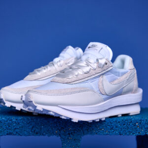 Tênis Nike Waffle Sacai com design inovador, camadas sobrepostas e sola Waffle para tração e conforto excepcionais.