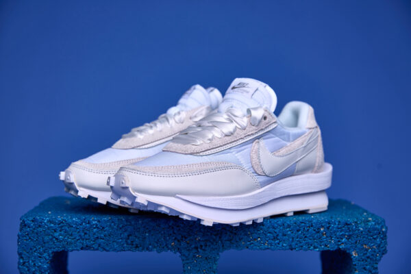 Tênis Nike Waffle Sacai com design inovador, camadas sobrepostas e sola Waffle para tração e conforto excepcionais.