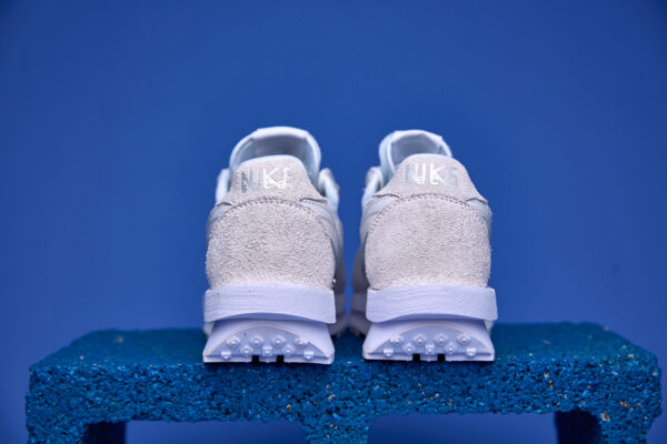 Tênis Nike Waffle Sacai com design inovador, camadas sobrepostas e sola Waffle para tração e conforto excepcionais.