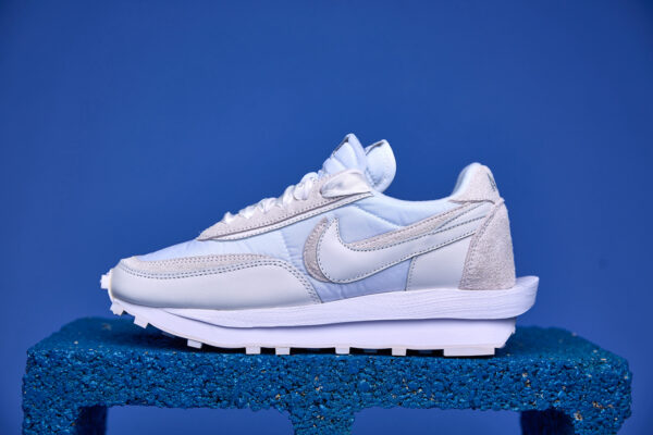 Tênis Nike Waffle Sacai com design inovador, camadas sobrepostas e sola Waffle para tração e conforto excepcionais.