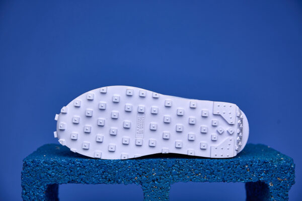 Tênis Nike Waffle Sacai com design inovador, camadas sobrepostas e sola Waffle para tração e conforto excepcionais.