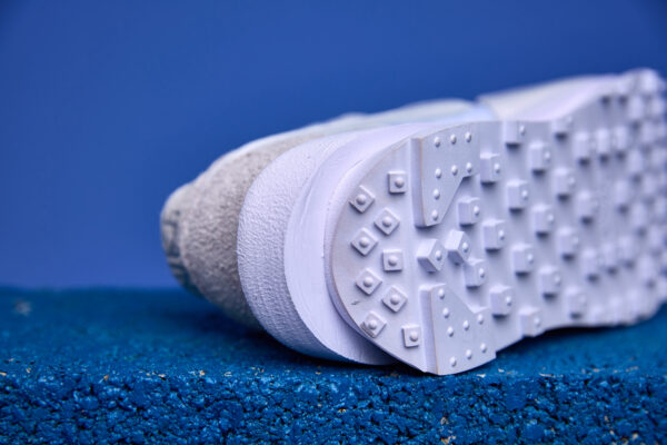 Tênis Nike Waffle Sacai com design inovador, camadas sobrepostas e sola Waffle para tração e conforto excepcionais.
