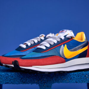 Tênis Nike Waffle Sacai com design inovador, camadas sobrepostas e sola Waffle para tração e conforto excepcionais.