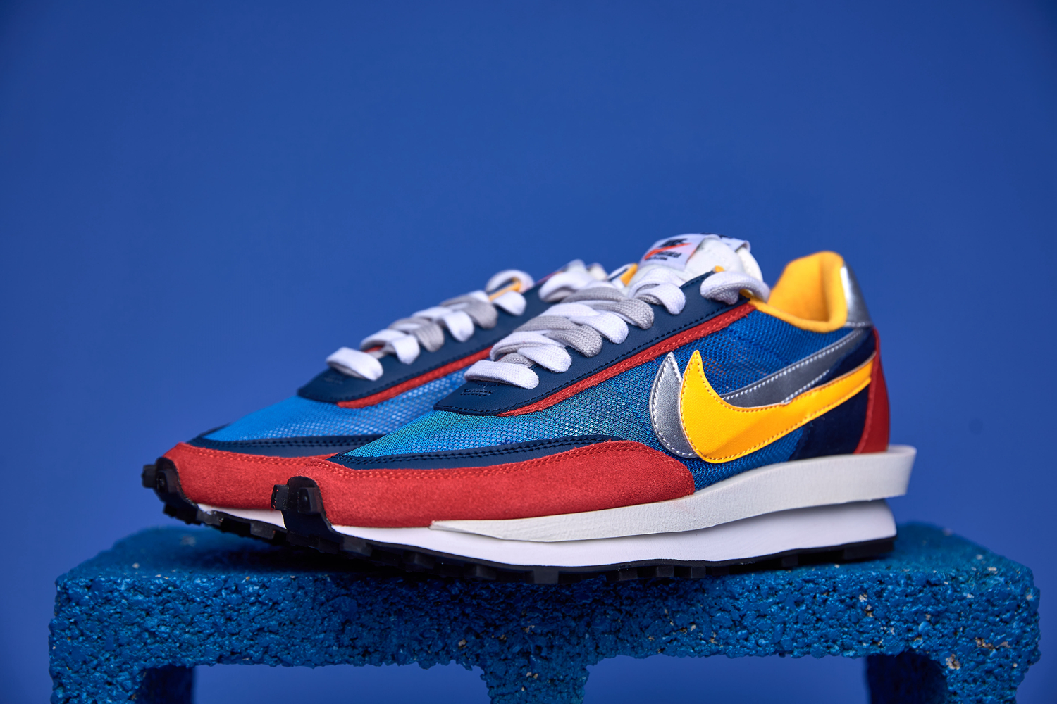 Tênis Nike Waffle Sacai com design inovador, camadas sobrepostas e sola Waffle para tração e conforto excepcionais.