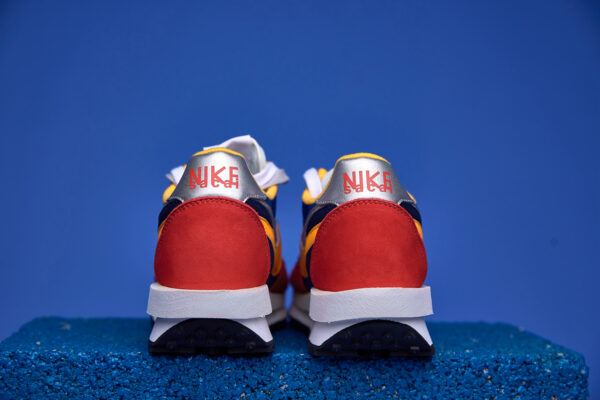 Tênis Nike Waffle Sacai com design inovador, camadas sobrepostas e sola Waffle para tração e conforto excepcionais.