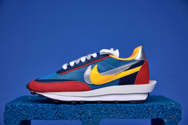 Tênis Nike Waffle Sacai com design inovador, camadas sobrepostas e sola Waffle para tração e conforto excepcionais.