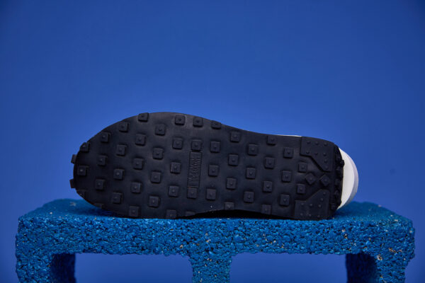 Tênis Nike Waffle Sacai com design inovador, camadas sobrepostas e sola Waffle para tração e conforto excepcionais.