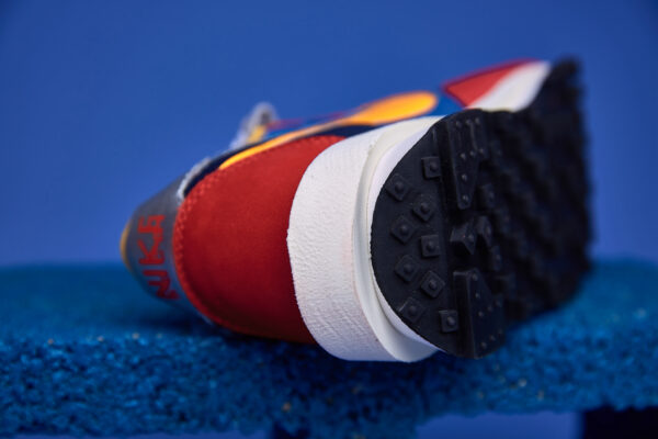Tênis Nike Waffle Sacai com design inovador, camadas sobrepostas e sola Waffle para tração e conforto excepcionais.