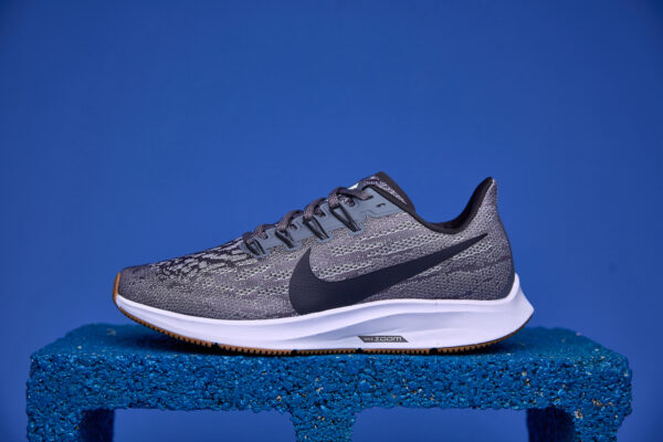 Tênis Nike Zoom Pegasus com tecnologia Zoom Air para amortecimento responsivo, entressola React para conforto e cabedal respirável para melhor ajuste.