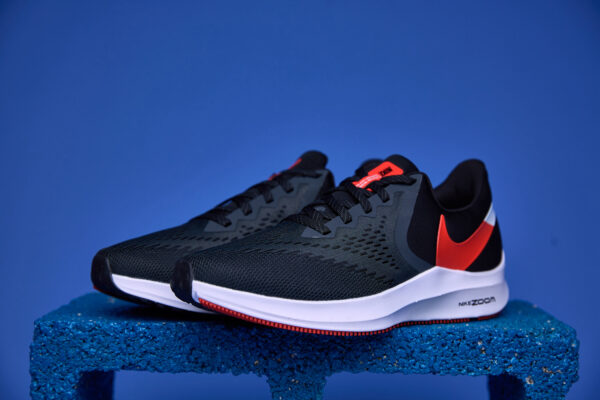 Tênis Nike Zoom Pegasus com tecnologia Zoom Air para amortecimento responsivo, entressola React para conforto e cabedal respirável para melhor ajuste.