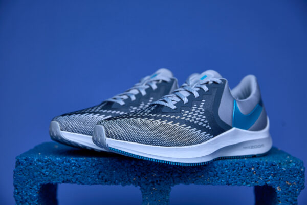 Tênis Nike Zoom Pegasus com tecnologia Zoom Air para amortecimento responsivo, entressola React para conforto e cabedal respirável para melhor ajuste.