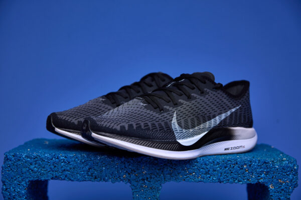 Tênis Nike Zoom Pegasus com tecnologia Zoom Air para amortecimento responsivo, entressola React para conforto e cabedal respirável para melhor ajuste.