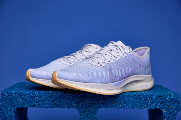 Tênis Nike Zoom Pegasus com tecnologia Zoom Air para amortecimento responsivo, entressola React para conforto e cabedal respirável para melhor ajuste.