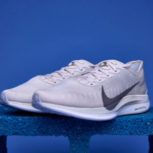 Tênis Nike Zoom Pegasus com tecnologia Zoom Air para amortecimento responsivo, entressola React para conforto e cabedal respirável para melhor ajuste.