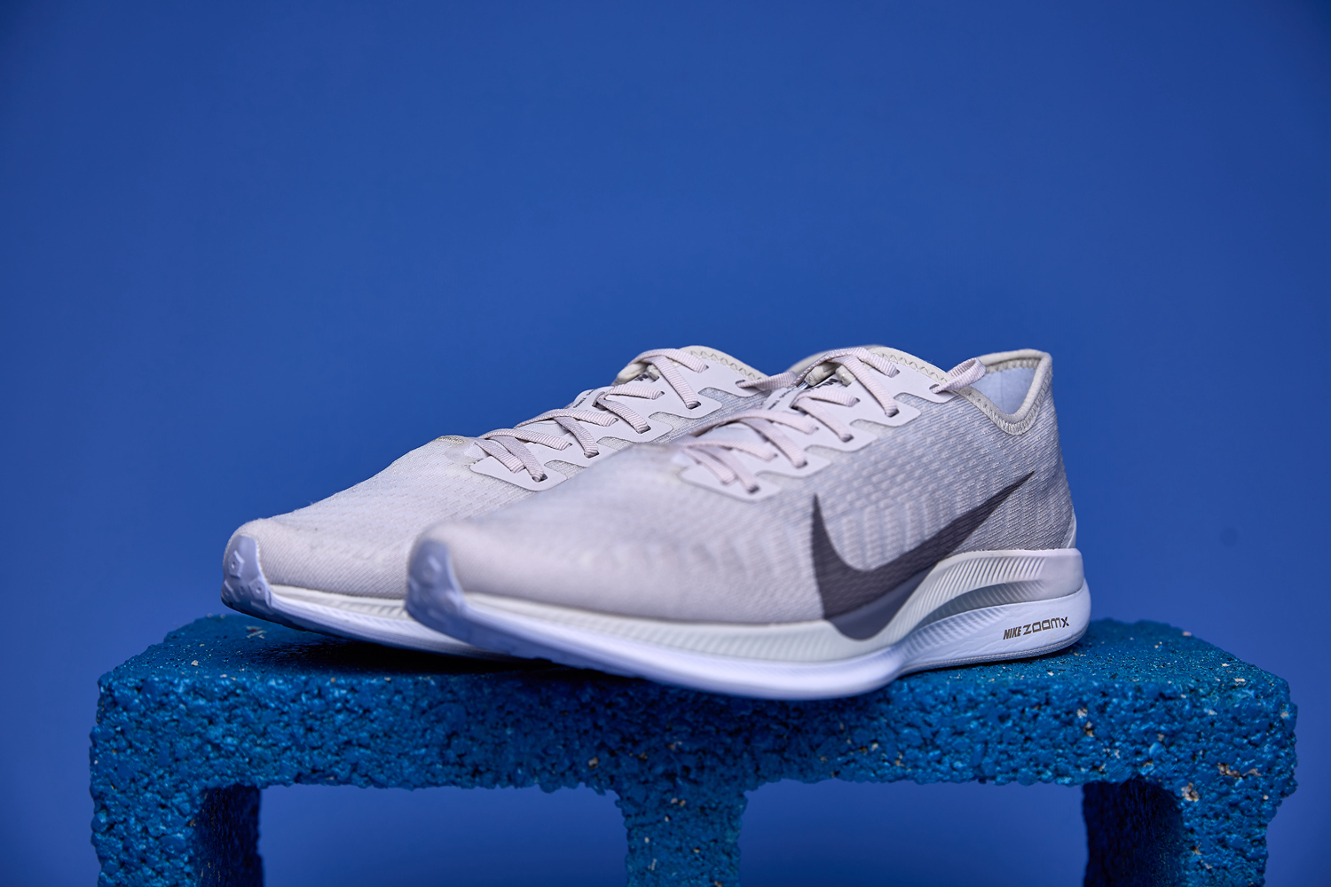 Tênis Nike Zoom Pegasus com tecnologia Zoom Air para amortecimento responsivo, entressola React para conforto e cabedal respirável para melhor ajuste.