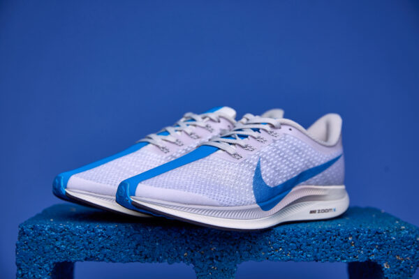 Tênis Nike Zoom Pegasus com tecnologia Zoom Air para amortecimento responsivo, entressola React para conforto e cabedal respirável para melhor ajuste.