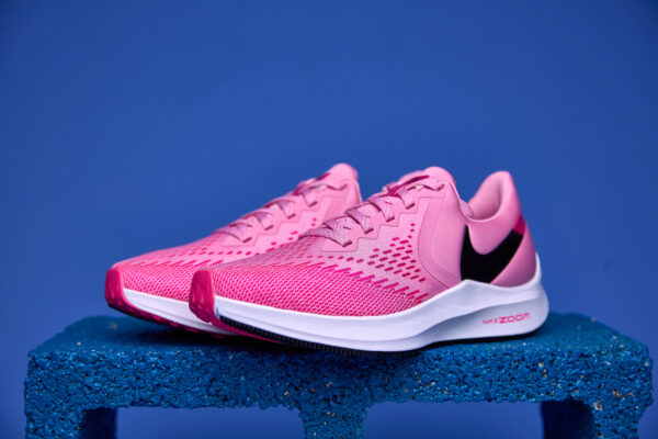 Tênis Nike Zoom Pegasus com tecnologia Zoom Air para amortecimento responsivo, entressola React para conforto e cabedal respirável para melhor ajuste.