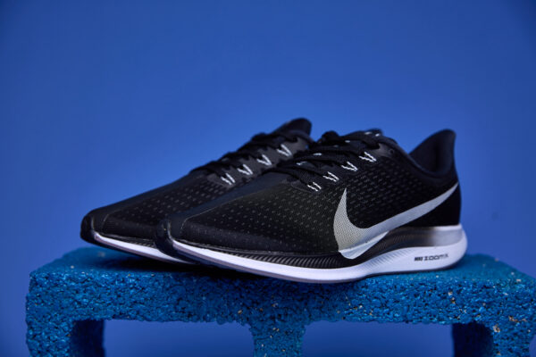 Tênis Nike Zoom Pegasus com tecnologia Zoom Air para amortecimento responsivo, entressola React para conforto e cabedal respirável para melhor ajuste.
