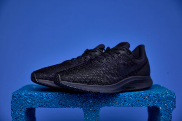 Tênis Nike Zoom Pegasus com tecnologia Zoom Air para amortecimento responsivo, entressola React para conforto e cabedal respirável para melhor ajuste.