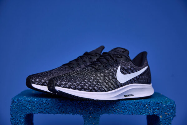 Tênis Nike Zoom Pegasus com tecnologia Zoom Air para amortecimento responsivo, entressola React para conforto e cabedal respirável para melhor ajuste.