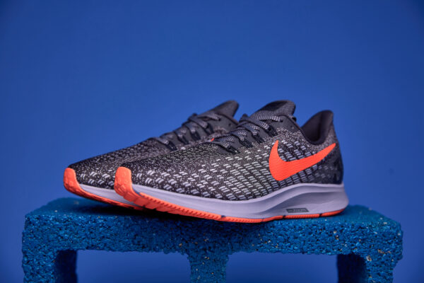 Tênis Nike Zoom Pegasus com tecnologia Zoom Air para amortecimento responsivo, entressola React para conforto e cabedal respirável para melhor ajuste.