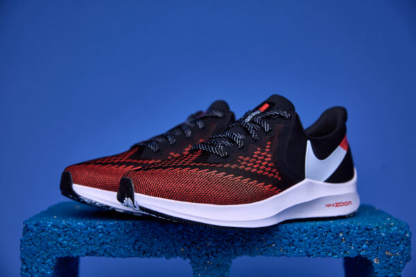 Tênis Nike Zoom Pegasus com tecnologia Zoom Air para amortecimento responsivo, entressola React para conforto e cabedal respirável para melhor ajuste.