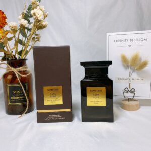 "Frasco de perfume Tom Ford Café Rose 100ml, fragrância floral amadeirada com notas de café e rosa.