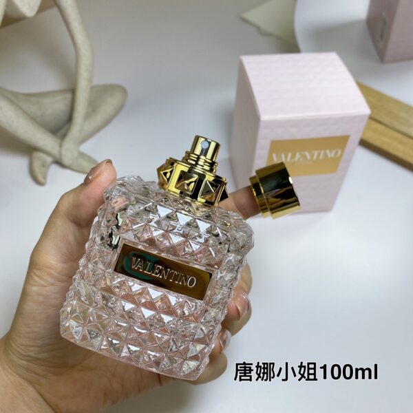Frasco de perfume Valentino Donna 100ml, fragrância floral e sofisticada com notas de rosa e baunilha.