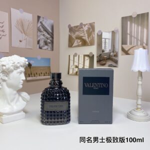 Frasco de perfume Valentino Uomo 100ml, fragrância amadeirada e envolvente com notas de café, chocolate e couro.