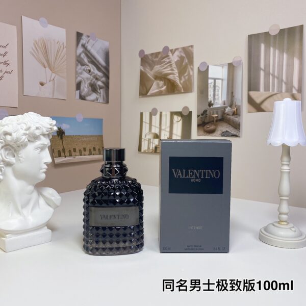 Frasco de perfume Valentino Uomo 100ml, fragrância amadeirada e envolvente com notas de café, chocolate e couro.