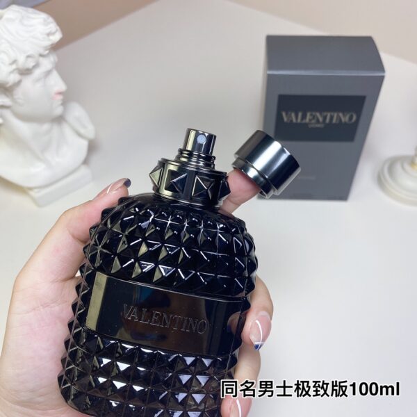Frasco de perfume Valentino Uomo 100ml, fragrância amadeirada e envolvente com notas de café, chocolate e couro.