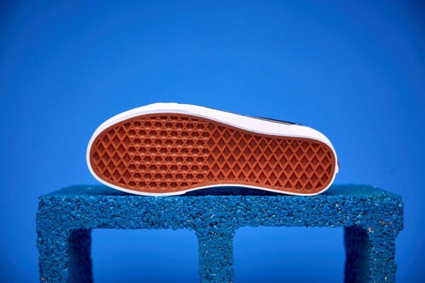 Tênis Vans Old Skool preto e branco, com a icônica faixa lateral e solado Waffle antiderrapante.