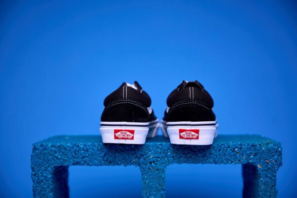 Tênis Vans Old Skool preto e branco, com a icônica faixa lateral e solado Waffle antiderrapante.