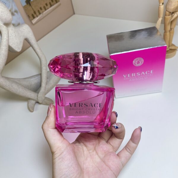 Frasco de perfume Versace Bright Crystal Absolu 90ml, fragrância floral frutada com notas de romã, peônia e âmba