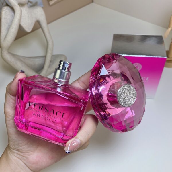 Frasco de perfume Versace Bright Crystal Absolu 90ml, fragrância floral frutada com notas de romã, peônia e âmba