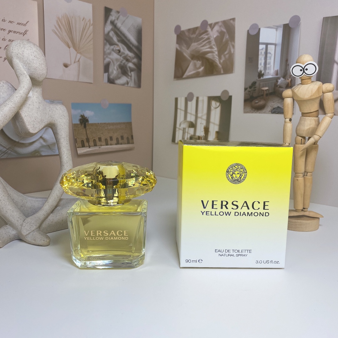 Frasco de perfume Versace Yellow Diamond 90ml, fragrância floral frutada fresca e luminosa com notas de limão e flor de lótus.