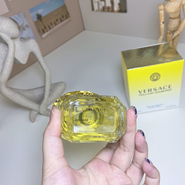 Frasco de perfume Versace Yellow Diamond 90ml, fragrância floral frutada fresca e luminosa com notas de limão e flor de lótus.