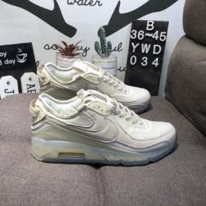 Nike Air Max 90 bege e branco, visão lateral, destacando seu design icônico.