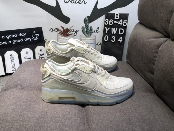 Nike Air Max 90 bege e branco, visão lateral, destacando seu design icônico.